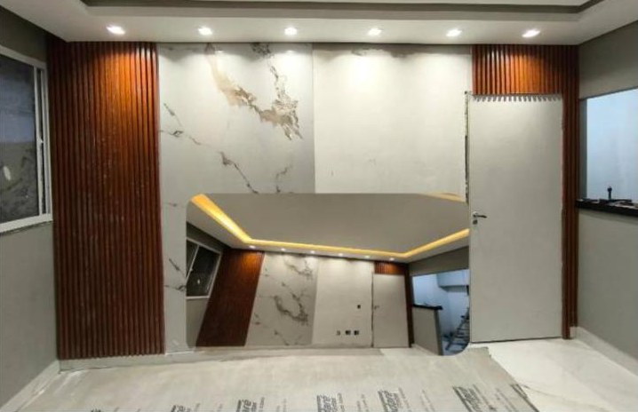 Sala com spots recuados e sanca iluminada